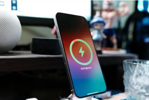 陕西苹果15换屏服务分享用什么充电器给iPhone15充电更好 